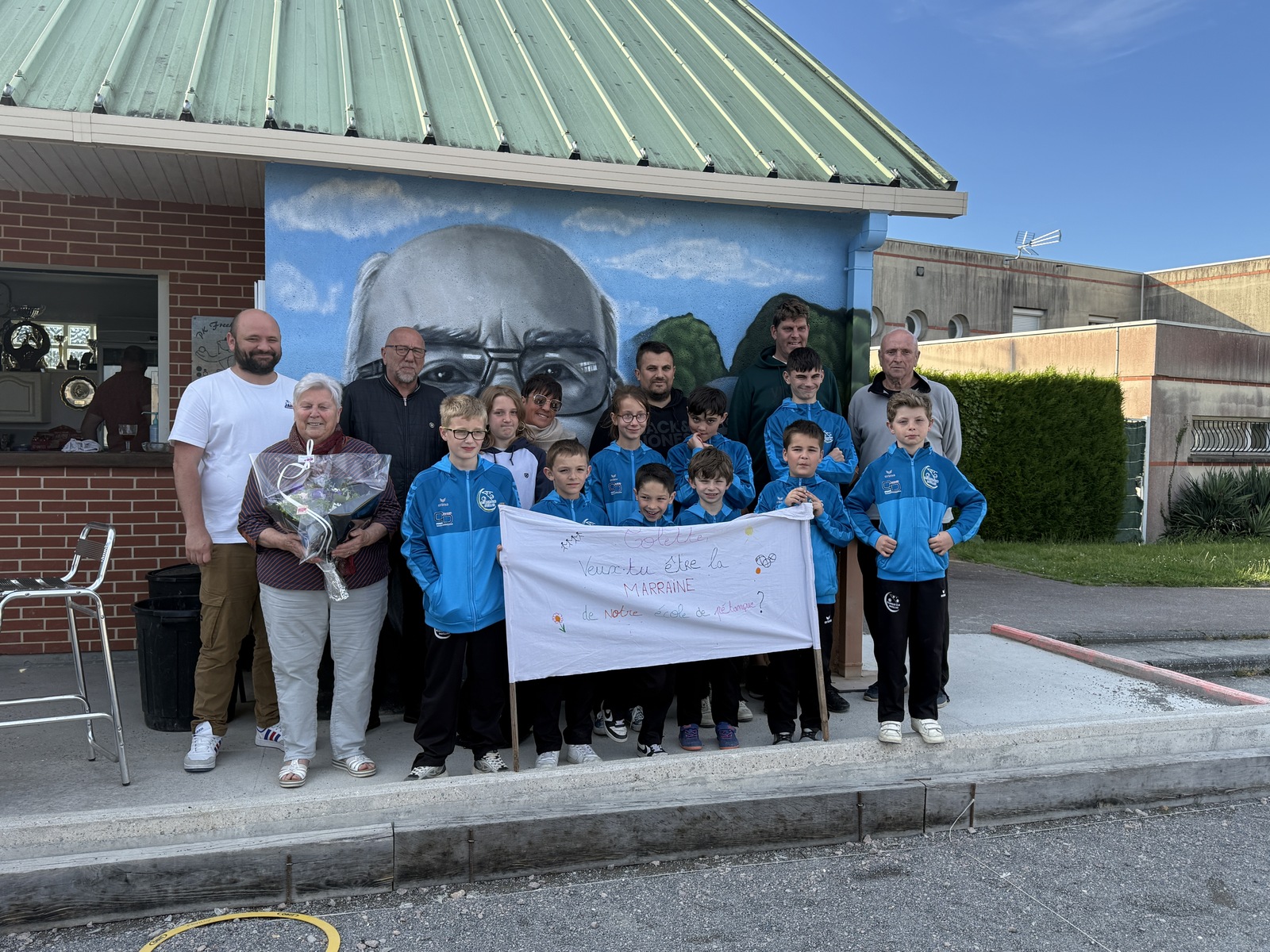 Le Cocatrix offrent des tenues aux jeunes et Colette est nommée marraine de l'école de Pétanque